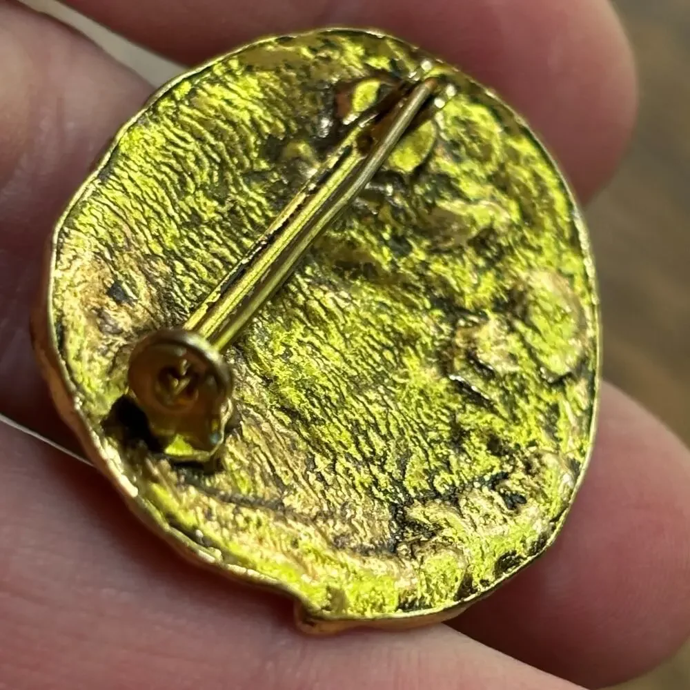 Vintage gold tone metal brooch relief repousse style oval dancing winged cupids